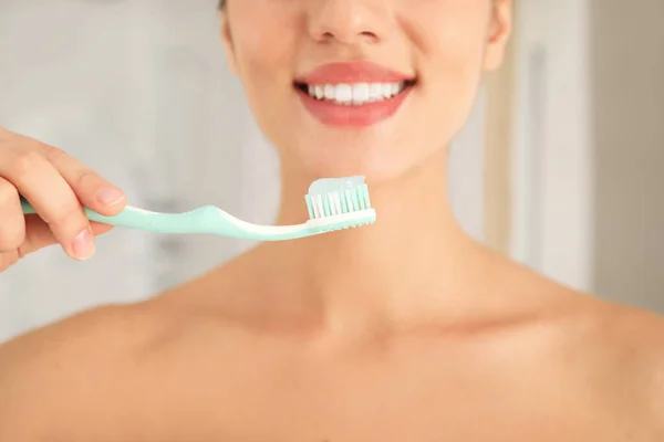 Mulher Segurando Escova Dentes Com Pasta Dentro Casa Close — Fotografia de Stock