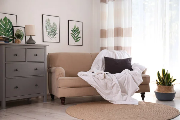 Bequemes Sofa Mit Decke Stilvollem Zimmer — Stockfoto