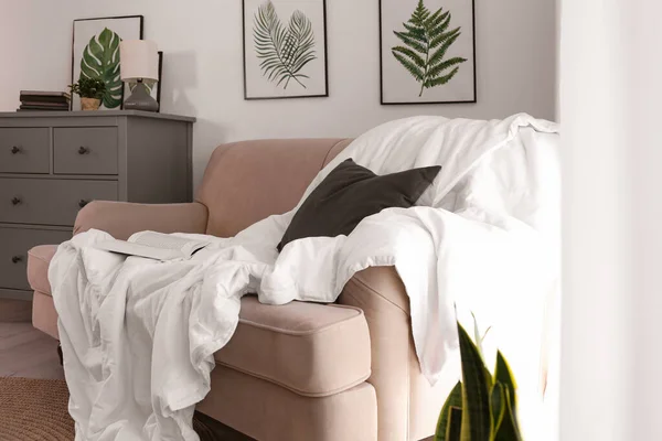 Bequemes Sofa Mit Decke Stilvollem Zimmer — Stockfoto