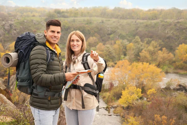 Enkele Reizigers Met Rugzakken Plattegrond Genieten Van Een Prachtig Uitzicht — Stockfoto