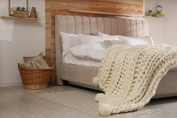 Odasında Beyaz Ekose Kumaşlı Bir Yatak Tasarım — Stok fotoğraf