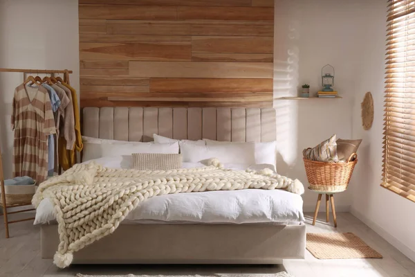 Ліжко Білим Язаним Ліжком Кімнаті Дизайн Інтер Єру — стокове фото