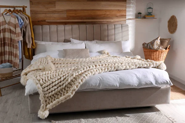 Odasında Beyaz Ekose Kumaşlı Bir Yatak Tasarım — Stok fotoğraf