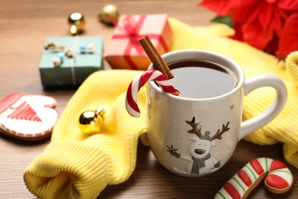 Composición Con Taza Bebida Caliente Suéter Amarillo Sobre Mesa Madera — Foto de Stock