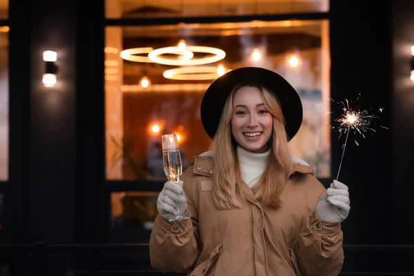 Ευτυχισμένη Νεαρή Γυναίκα Λάμψη Και Ένα Ποτήρι Σαμπάνια Στο Χειμερινό — Φωτογραφία Αρχείου