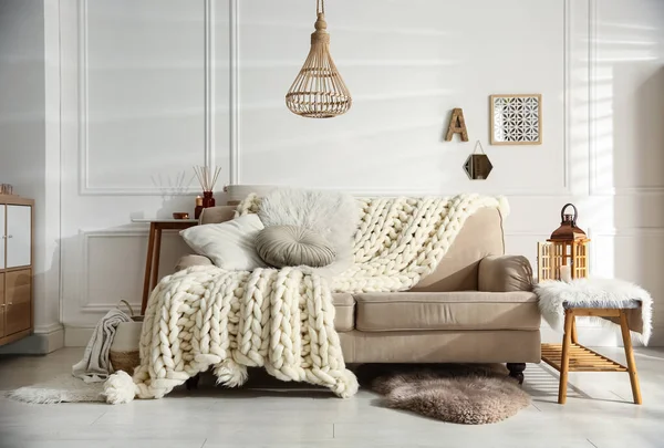 Accogliente Soggiorno Interno Con Divano Beige Coperta Cuscini Maglia — Foto Stock