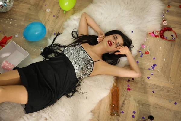 女性の床の上に乱雑な部屋で新年のパーティーの後 上記のビュー — ストック写真