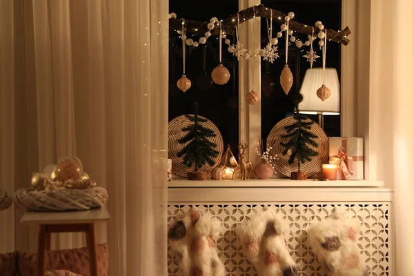 Hermoso Interior Habitación Con Pequeños Abetos Noche Decoración Navidad —  Fotos de Stock