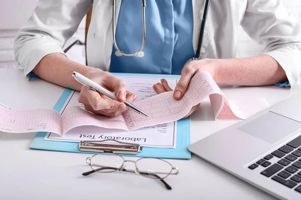 Médico Examinando Cardiograma Mesa Clínica Primer Plano — Foto de Stock