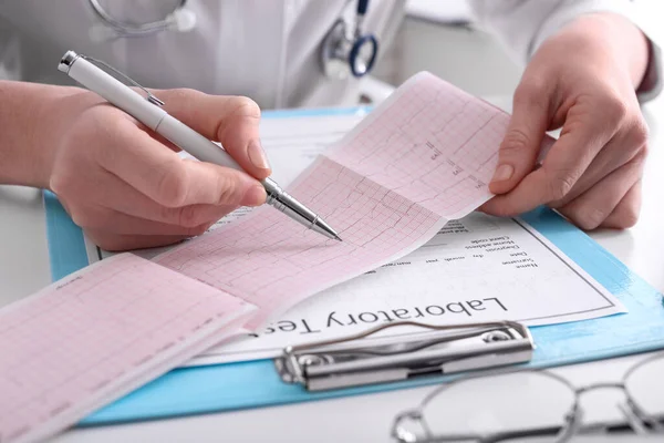Médecin Examinant Cardiogramme Table Clinique Gros Plan — Photo