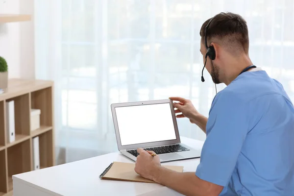 Läkare Med Headset Konsultera Patienten Online Vid Skrivbordet Kliniken Utrymme — Stockfoto