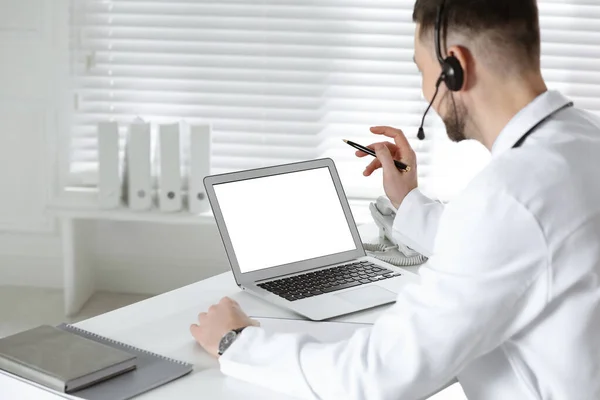 Läkare Med Headset Konsultera Patienten Online Vid Skrivbordet Kliniken Utrymme — Stockfoto