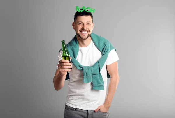 Heureux Homme Tenue Patrick Avec Bière Sur Fond Gris Clair — Photo