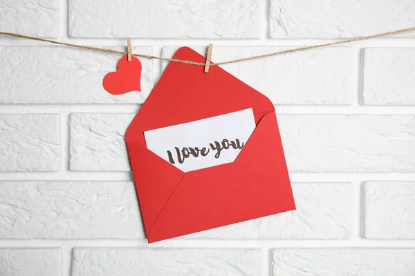 Envelop Met Love You Kaart Opknoping Touw Buurt Van Witte — Stockfoto