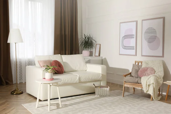 Elegante Salón Interior Con Cómodo Sofá Sillón — Foto de Stock