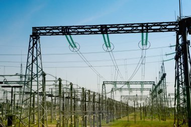 Güneşli bir günde modern elektrik santrali.