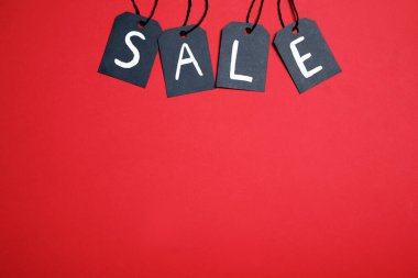 Kelime satışı kırmızı arka planda siyah etiketlerle yapılmış. Metin için boşluk