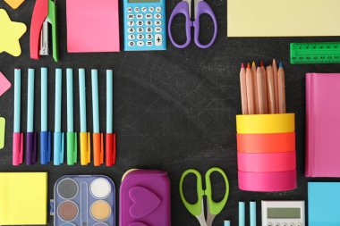 Tahtadaki farklı kırtasiye malzemelerinin çerçevesi, metin için yeri olan düz bir yer. Okula geri dön.