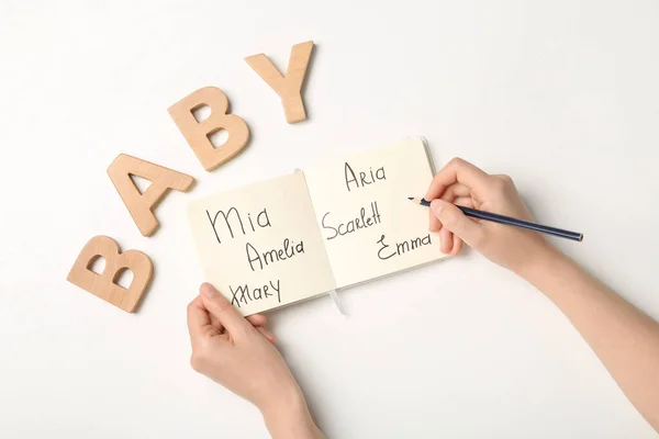 Mujer Eligiendo Nombre Del Bebé Mesa Blanca Vista Superior —  Fotos de Stock
