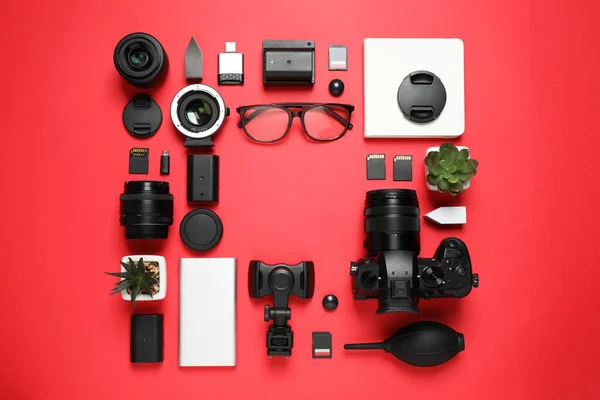 Composição Leigos Planos Com Câmera Equipamentos Produção Vídeo Fundo Vermelho — Fotografia de Stock