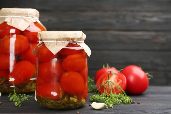 Frascos Vidro Tomates Conserva Mesa Madeira Preta Espaço Para Texto — Fotografia de Stock