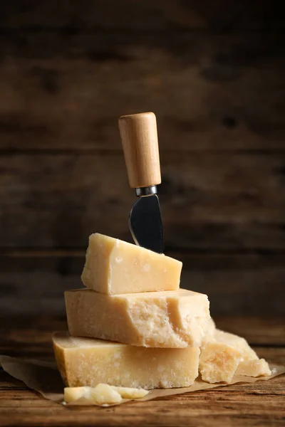 Вкусный Сыр Пармезаном Нож Деревянном Столе — стоковое фото