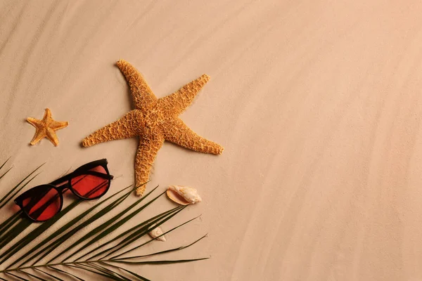 Composição Leigos Plana Com Óculos Sol Elegantes Estrelas Mar Areia — Fotografia de Stock