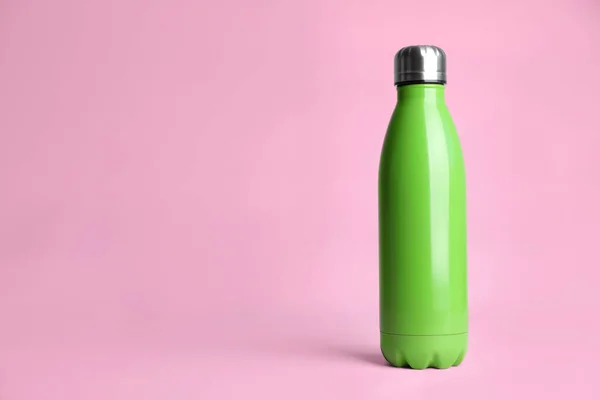 Κομψό Θερμοπλαστικό Μπουκάλι Ροζ Φόντο Χώρο Για Κείμενο — Φωτογραφία Αρχείου
