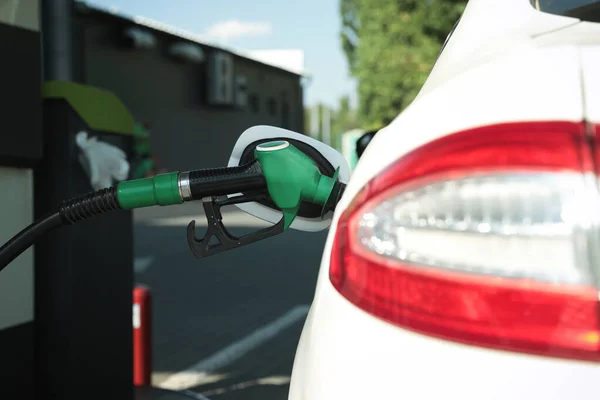 Reabastecendo Carro Moderno Com Bomba Gasolina Posto Gasolina Close — Fotografia de Stock