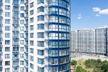 Şehir merkezindeki modern binaların havadan görünüşü