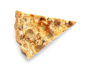 Mantarlı lezzetli turta ve beyaza izole edilmiş peynir.