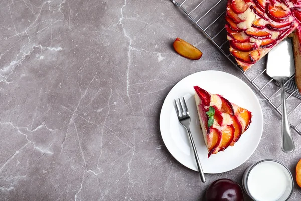 Rebanada Delicioso Pastel Con Ciruelas Mesa Mármol Gris Puesta Plana — Foto de Stock