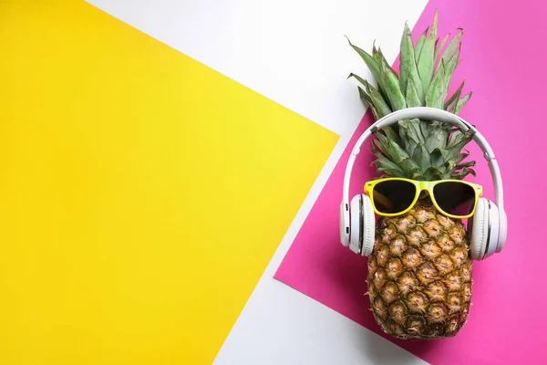 Vue Dessus Ananas Avec Écouteurs Lunettes Soleil Sur Fond Couleur — Photo