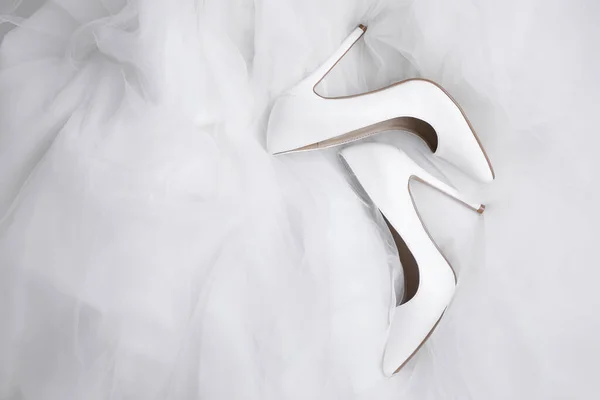 Par Sapatos Salto Alto Casamento Véu Branco Flat Lay — Fotografia de Stock