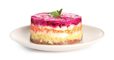 Kürk mantonun altındaki ringa balığı beyazda izole edilmiş. Geleneksel Rus salatası