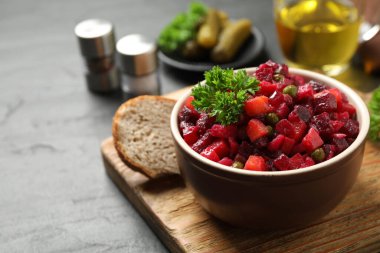 Geleneksel Rus salatası sirkesi gri masada servis edilir.