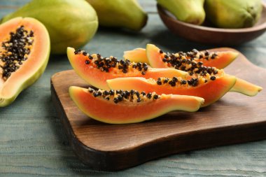 Tahta masada taze kesilmiş papaya meyvesi.