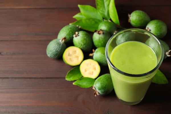 Verse Feijoa Smoothie Glas Houten Tafel Close Ruimte Voor Tekst — Stockfoto