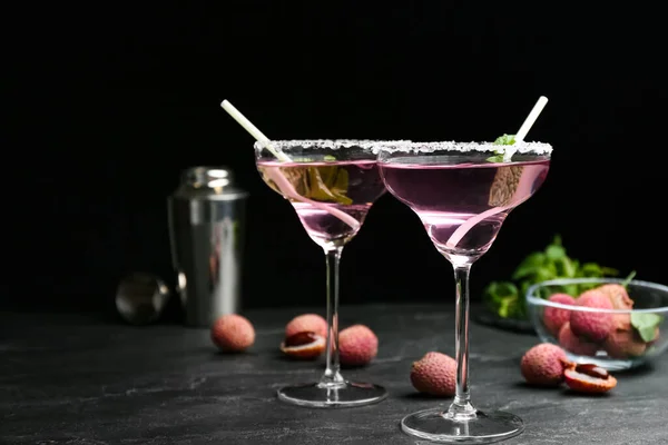 Heerlijke Lychee Cocktails Vers Fruit Zwarte Tafel Ruimte Voor Tekst — Stockfoto