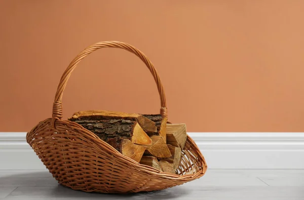 Panier Osier Avec Bois Chauffage Près Mur Brun Intérieur Espace — Photo