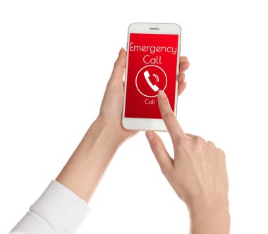 Yardım hattı servisi. Beyaz arka planda akıllı telefondan acil arama yapan kadın, yakın plan.