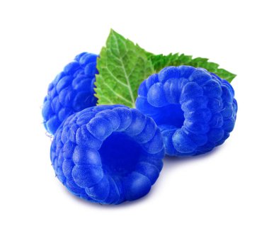 Beyaz arka planda yeşil yapraklı taze mavi ahududular.
