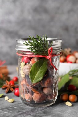 Aromatik potpuri, gri masada cam kavanozda.