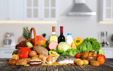 Mutfaktaki ahşap masada farklı ürünler. Dengeli yemek.