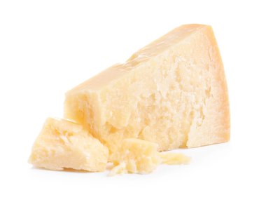 Beyaz arka planda lezzetli parmesan peyniri parçaları.