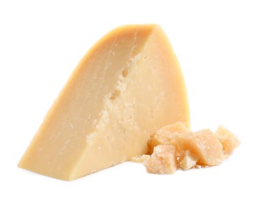 Beyaz arka planda lezzetli parmesan peyniri parçaları.