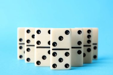 Turkuaz arka planda beyaz domino taşları, yakın plan