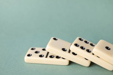 Gri arka planda klasik domino taşları, yakın plan. Metin için boşluk
