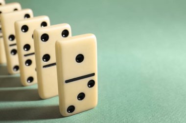 Gri arka planda klasik domino taşları, yakın plan. Metin için boşluk