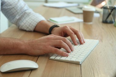 Masadaki bilgisayarda çalışan serbest çalışan biri, yakın plan.